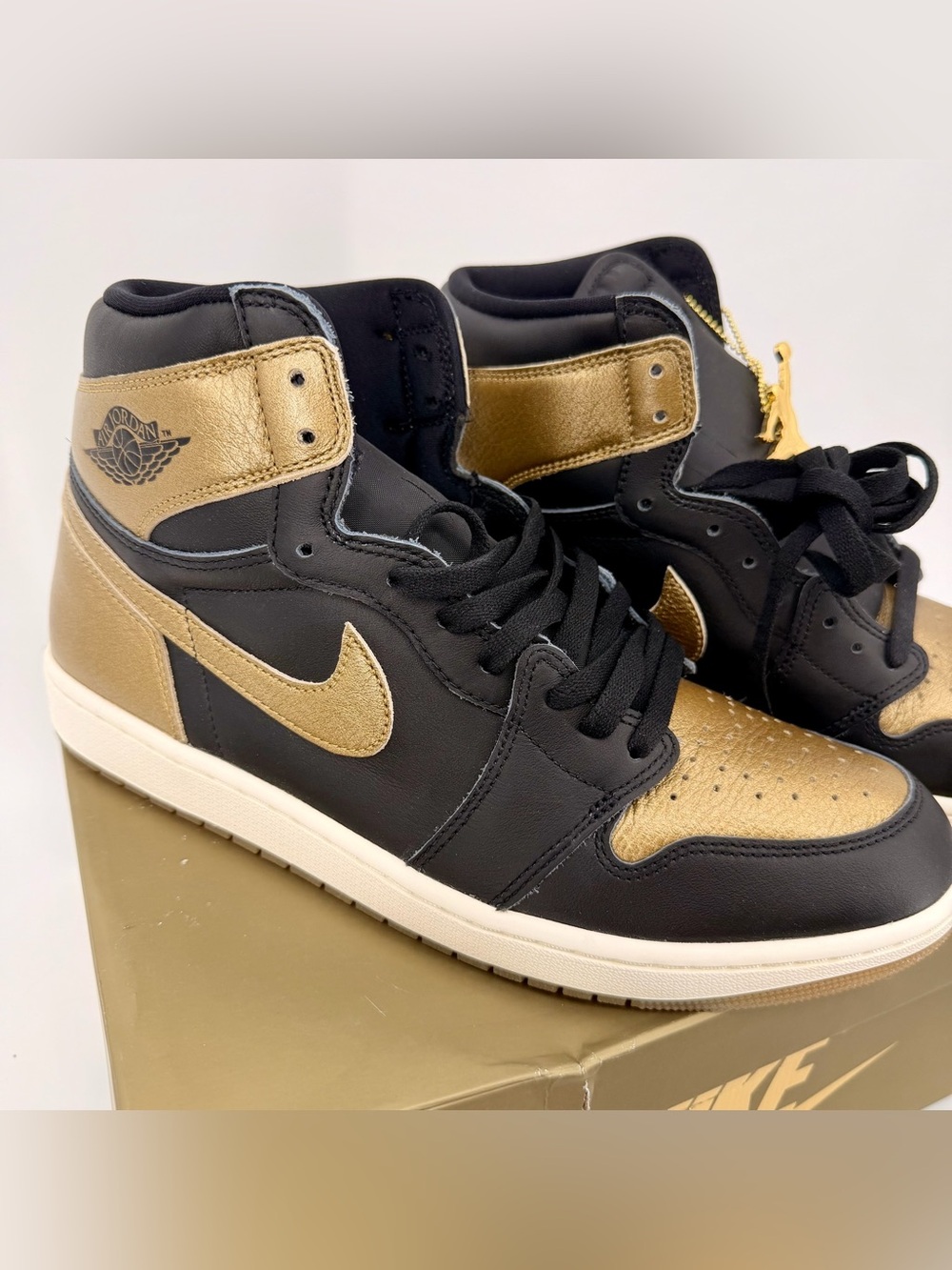 Air Jordan 1 Retro High OG Black Metallic Gold DZ5485-071 Men’s 12 New - Picture 2 of 9